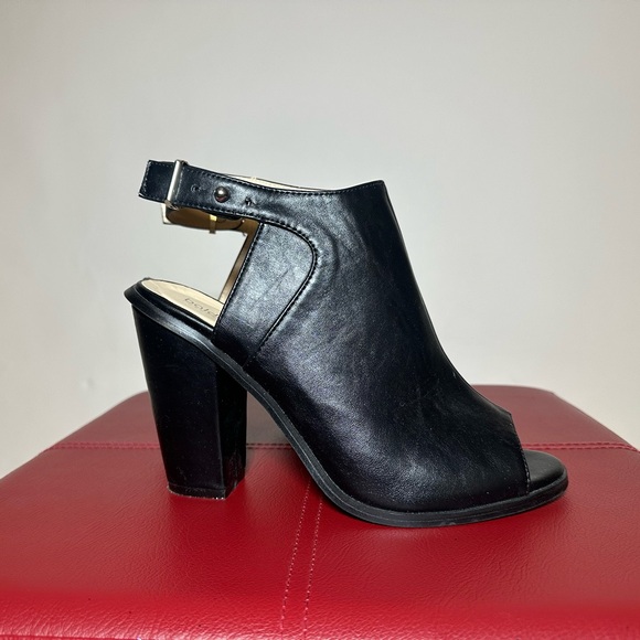 Sleek Black Heeled Boots for a Stylish Look - Picture 1 of 7